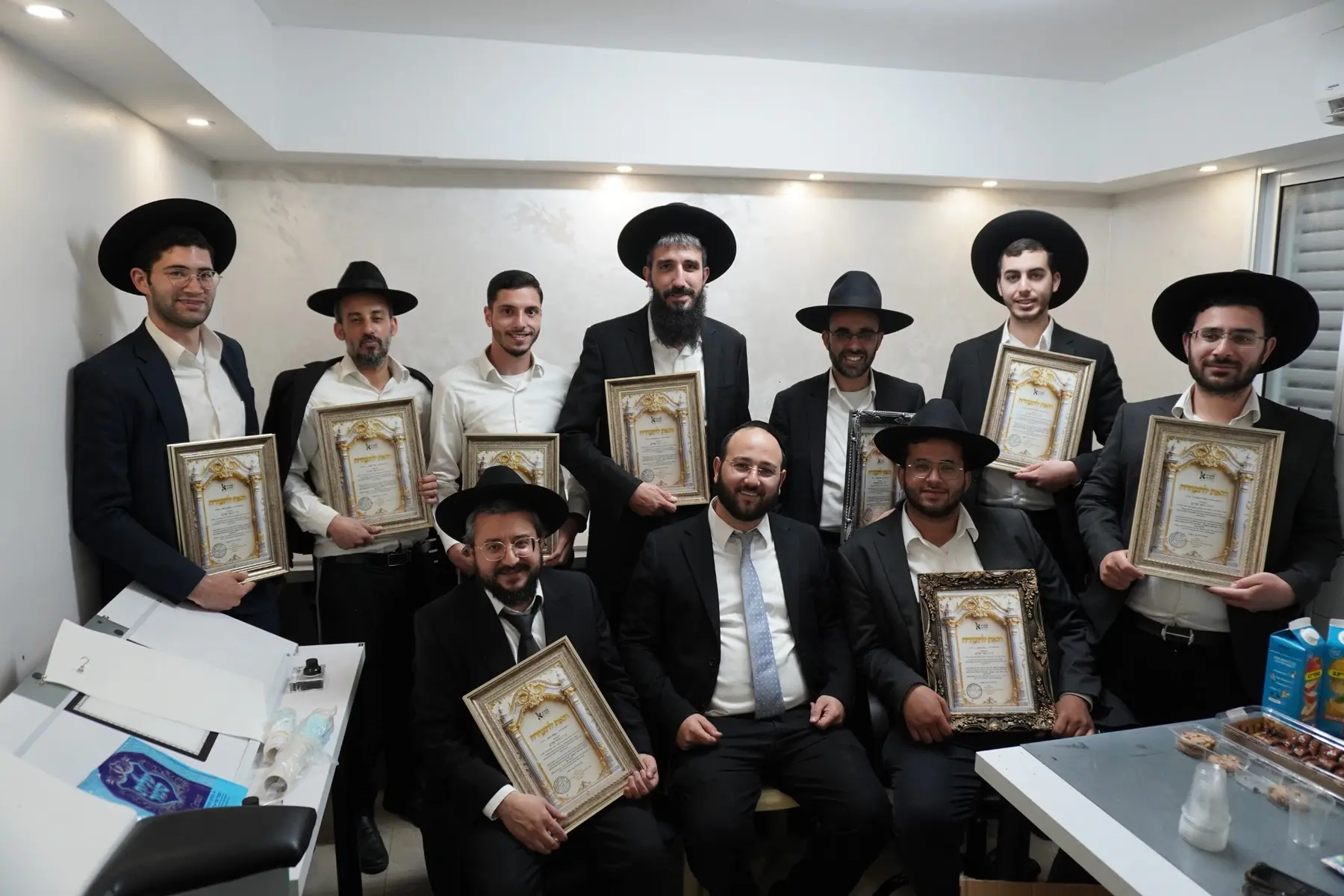 בוגרי קורסי מכון אמנות הסת״ם עם תעודות הסיום