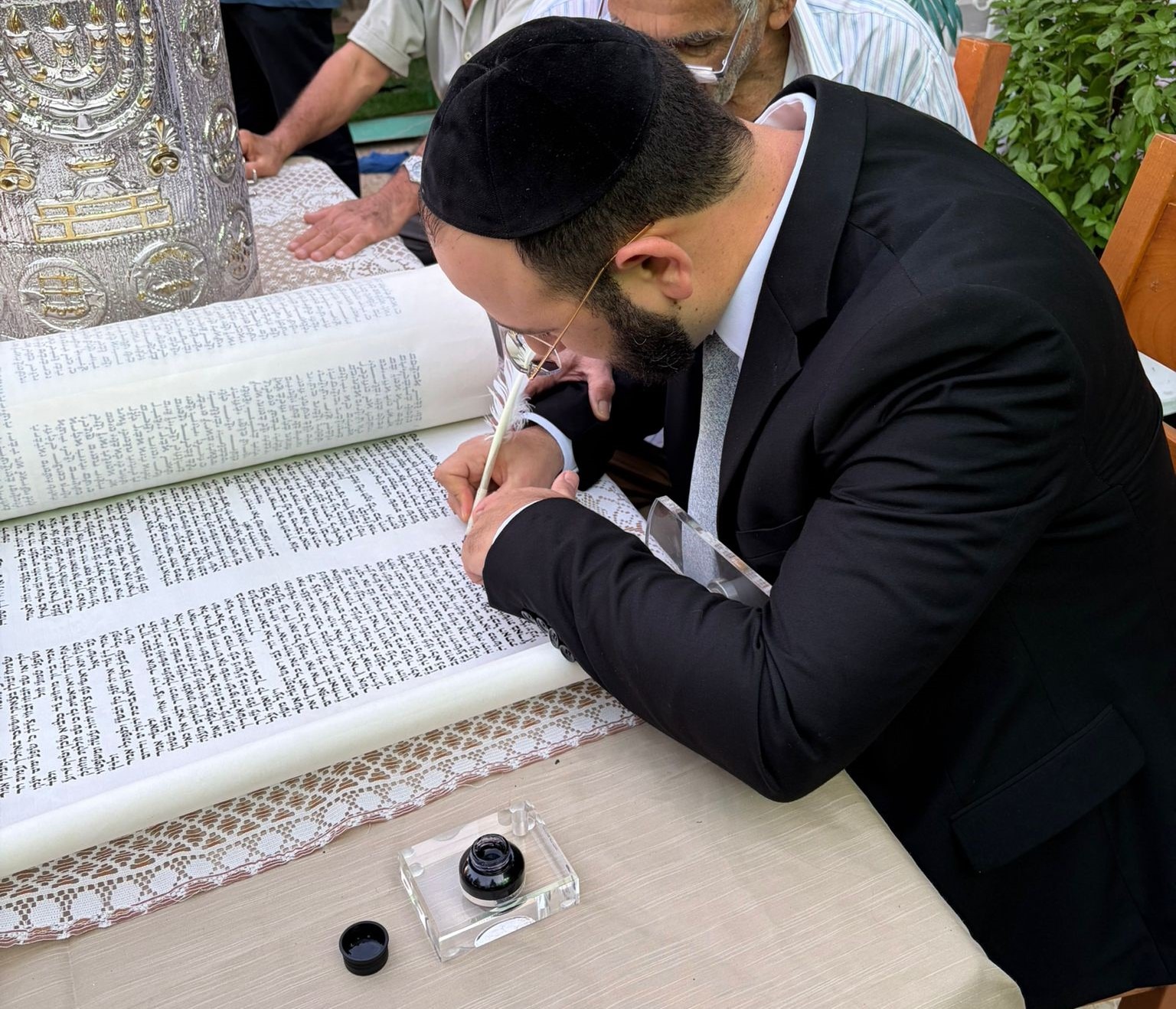 הרב יוחאי אוחיון כותב ספר תורה